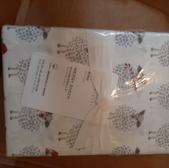**Pottery Barn Merry Sheep King Christmas Holiday Cotton Percale Pillowcases - Picture 5 of 8